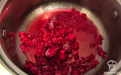 Когда варенье начнет закипать, добавьте воду и постоянно помешивайте, до готовности.