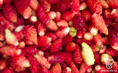 Перебираем ягодки от мусора.