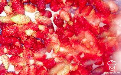 Ягодка нежная, немного на дуршлаге промоем, не размешивая ложкой. 