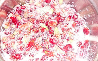 Кладем в сотейник с толстым дном и доводим до кипения на слабом огне.