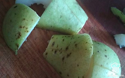 Груши моем и мелко нарезаем.