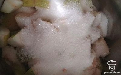 Засыпаем сахаром и даем постоять 10 минут.