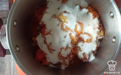 Уберем из слив косточки. Сливы засыпаем сахаром и ставим на медленный огонь. 