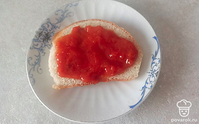Намажьте варенье на хлеб. Приятного аппетита! 