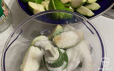 Отрезаем плодоножки. Нарезаем на кусочки. Складываем в измельчитель, добавляем сахар.