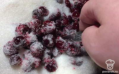 Вишню очистите от косточек и засыпьте сахаром. Оставьте настояться до выделения сока. 