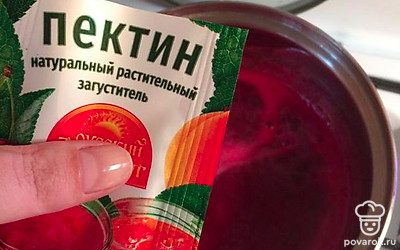 Часть сока слейте в сотейник и растворите пектин и нагрейте до закипания. 