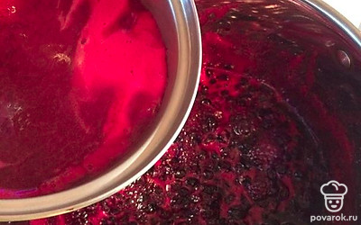 В проверенную часть вишни с сахаром влейте горячий сироп с пектином и хорошо перемешайте. Снимите с огня и разливайте в подготовленные банки. Плотно закройте крышкой. 