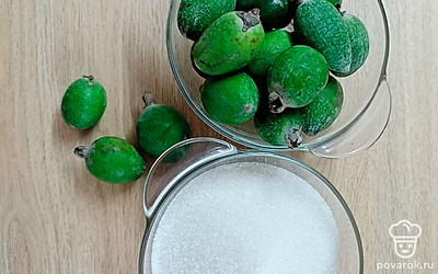 Взвесить фейхоа и сахар. 1 килограмм фейхоа и 1 килограмм сахара.