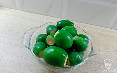 Помыть и почистить от хвостиков.