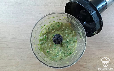 Измельчить фейхоа блендером или на мясорубке.