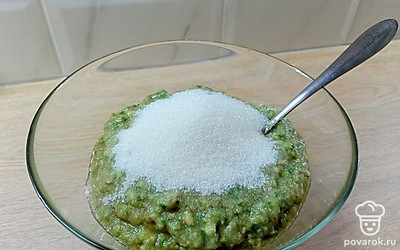 Всыпать сахар и перемешать. Дать постоять 2 часа чтобы сахар растворился. Можно и меньше времени, но тогда постоянно помешивать.