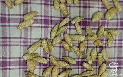 Предварительно аккуратно промойте землянику и просушите на полотенце, чтобы ушла лишняя влага.