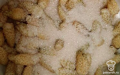 Засыпаем землянику сахаром на час, чтобы выделился сок.