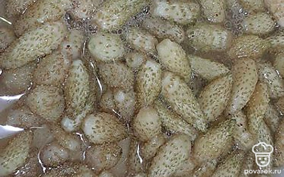 Ставим на медленный огонь, как только закипит, нужно выключить и так нужно сделать после каждого остывания ягод.