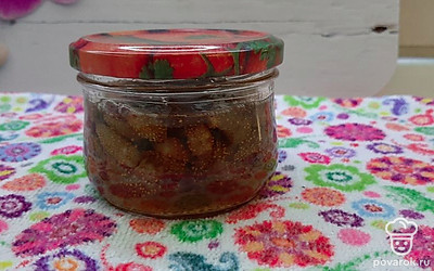 Разливаем варенье по баночкам.