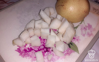 Помыть фрукты и чернослив. Грушу очистить от кожуры и порезать на небольшие кусочки.