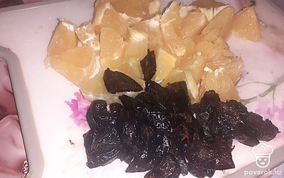  Нарезать апельсин и чернослив.