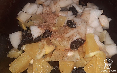 Положить все фрукты в мультиварку, выжать сок лимона. Добавить корицу и готовить 40 минут на режиме «тушение».