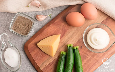 Выложите все ингредиенты на стол для удобства приготовления. Кабачки помойте, яйца отварите и почистите. Очистите чеснок.