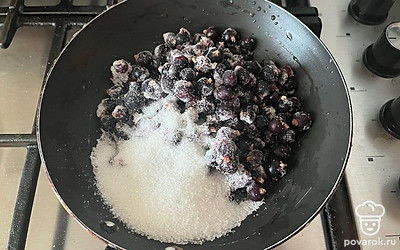 В сковороде соедините лимонную кислоту, черную смородину и сахар.