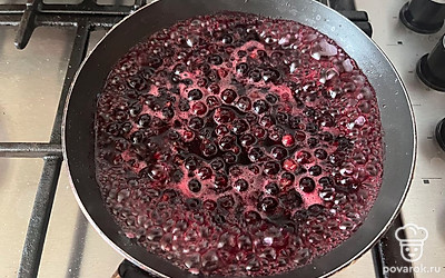 Постоянно помешивая, доведите массу до кипения и кипятите в течение 15 минут.