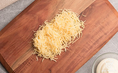 Яйца и сыр натрите на мелкой терке.