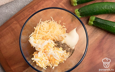 В глубокой тарелке смешайте сыр, яйца, майонез и чеснок, пропущенный через пресс. Посолите и поперчите по вкусу.