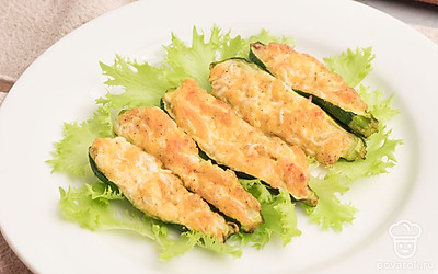 Готовое блюдо выложите в тарелку на салатные листья и подавайте к столу в горячем виде.