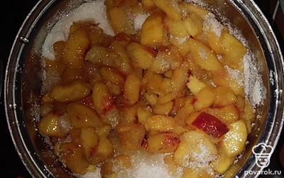 Помыть и порезать нектарин, предварительно убрать кожу. Засыпать сахаром и оставить минут на 30, пока не пустит сок. 