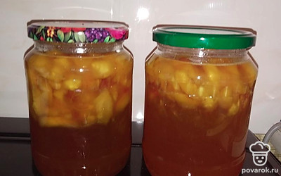 Банки простерилизовать, выложить варенье, крепко закрыть и оставить на ночь. Утром убрать в темный шкаф. 