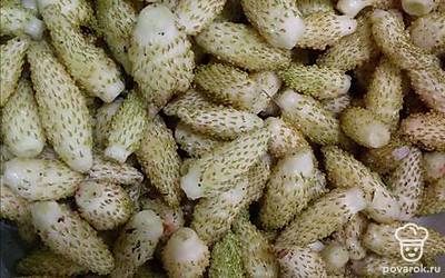 Хорошо промойте ягоды, только очень аккуратно. 