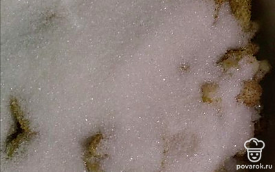 Засыпьте ягоды сахаром слоями.