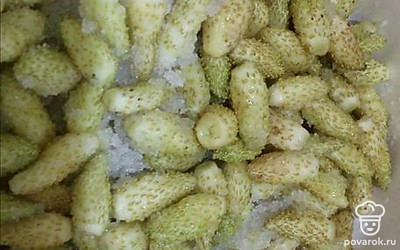 Проварите на медленном огне, только не перемешивайте. После закипения варите на таком же огне 3 минуты.