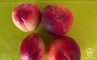 Персики и нектарины помыть, просушить.