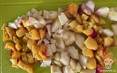 Ужалить косточку и мелко порезать.