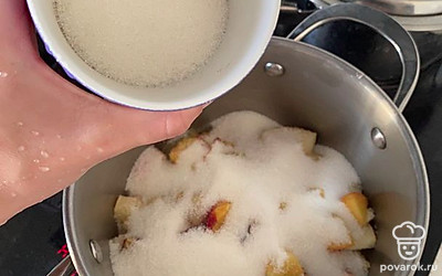 В кастрюлю сложить фрукты, засыпать сахаром и оставить на ночь, для того, что бы образовался сахарный сироп.