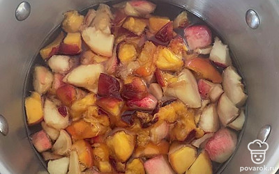 После того, как фрукты дадут сок и образуется сироп, на медленном огне довести варенье до кипения.