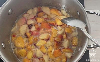 Варить 15 минут на медленном огне, периодически помешивая, снимая пенку.