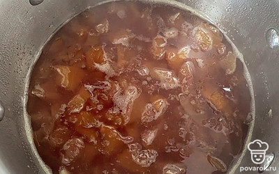 Готовое, остывшее варенье переложить в стерилизованную банку.