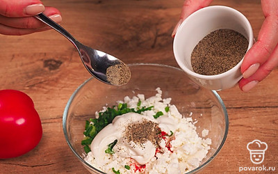 Приготовьте начинку. В глубокой миске разомните брынзу. Лук добавьте к сыру, посолите, добавьте сладкую паприку, сметану и поперчите. Все перемешайте.