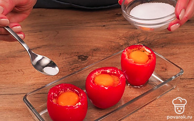 Срежьте верхнюю часть помидора и достаньте ложкой сердцевину. Нафаршируйте помидоры начинкой, оставляя место для сырого яйца наверху. Поверх начинки в каждый помидор аккуратно вбейте яйцо, чтобы не растекся желток. Добавьте немного соли и перца. Выложите помидоры на противень, поставьте в разогретую до 180 градусов духовку и запекайте 15 минут.