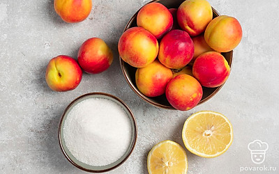 Нектарины промойте проточной водой, а затем обсушите бумажными полотенцами. Затем разрежьте фрукты на несколько частей, косточки удалите. Лимон вымойте, а затем выжмите. Полученный сок процедите. Также подготовьте кастрюлю для варки и простерилизованные банки.