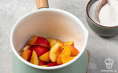 Подготовьте фрукты. Нарезанные нектарины переложите в кастрюлю, добавьте к ним сахар, перемешайте. Готовую смесь оставьте на 20 минут при комнатной температуре.