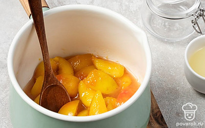 Приготовьте варенье. Спустя 20 минут влейте к нектаринам лимонный сок, перемешайте. Поместите кастрюлю на медленный огонь и оставьте ее на 40 минут. Готовое варенье переложите в банки и закатайте.