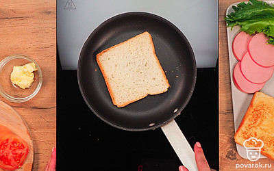 Обжарьте в тостере хлеб. Если у вас нет тостера, обжарьте хлеб на толстостенной сковороде. В этом случае можно слегка смазать ломтики растительным маслом при помощи кулинарной кисточки, чтобы хлеб лучше подрумянился.