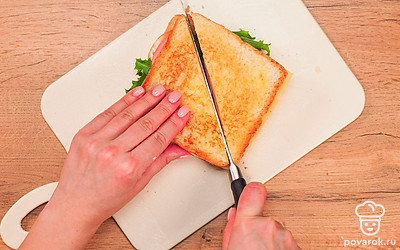 Разрежьте готовые сэндвичи (в идеале – по диагонали, как предполагает классический рецепт).