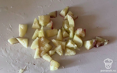 Нектарин нарежьте маленьким кубиком. 