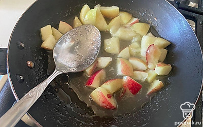 Перемешивайте все между собой, почти сразу нектарины начнут выделять сок.