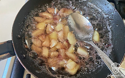 Постоянно помешивая, уварите варенье до слегка густой консистенции (примерно в течении 7-8 минут).